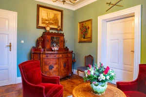 Wohnzimmer vom Apartment 1 im Herrenhaus Brookhusen mit Ferienwohnungen
