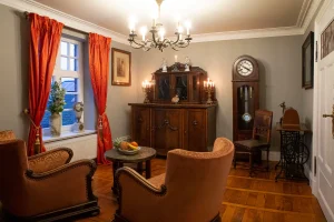Wohnzimmer vom Apartment 2 im Herrenhaus Brookhusen mit Ferienwohnungen