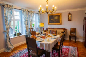 Ess- und Wohnbereich vom Apartment 3 im Herrenhaus Brookhusen mit Ferienwohnungen