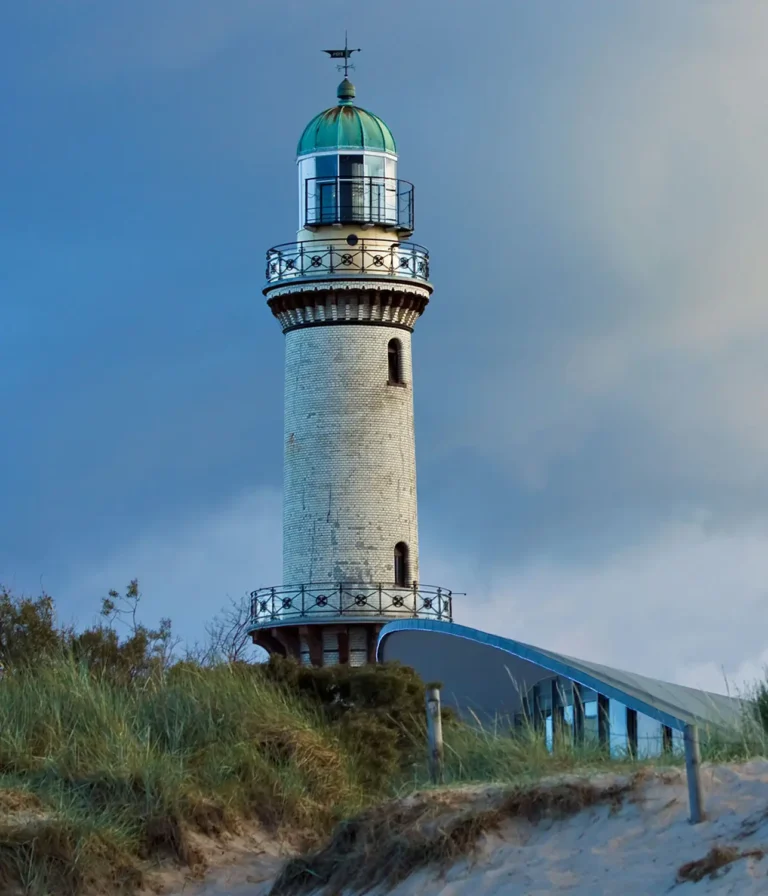 Leuchtturm Warnemünde mit Teepott nahe des Herrenhauses Brookhusen mit Ferienwohnungen
