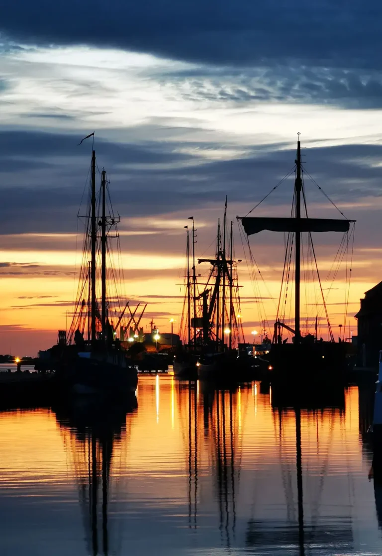 maritimes Flair im Stadthafen nahe des Herrenhauses Brookhusen mit Ferienwohnungen
